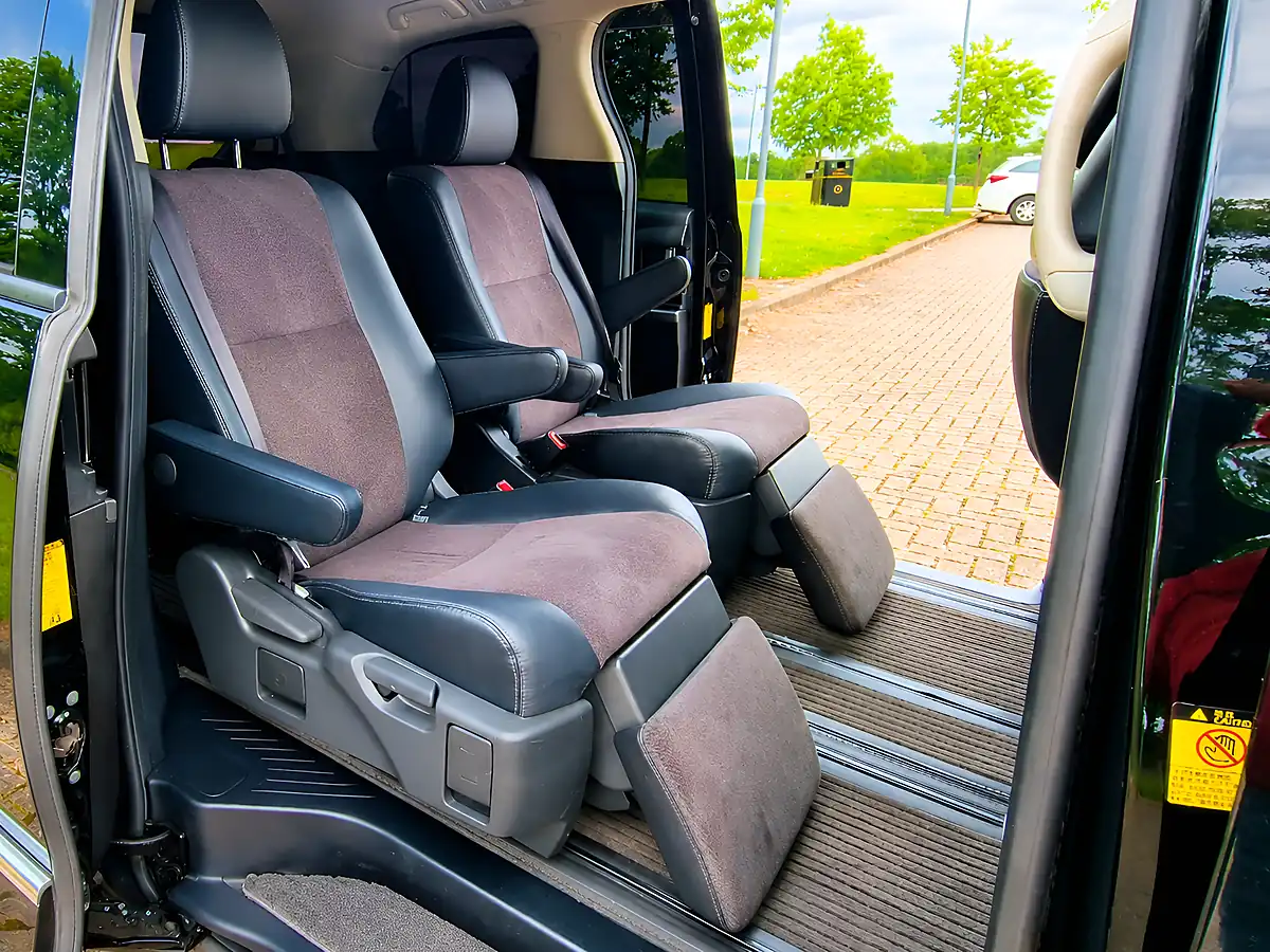 Used 2013 Toyota Estima Aeras Black - Interior and Exterior details 12