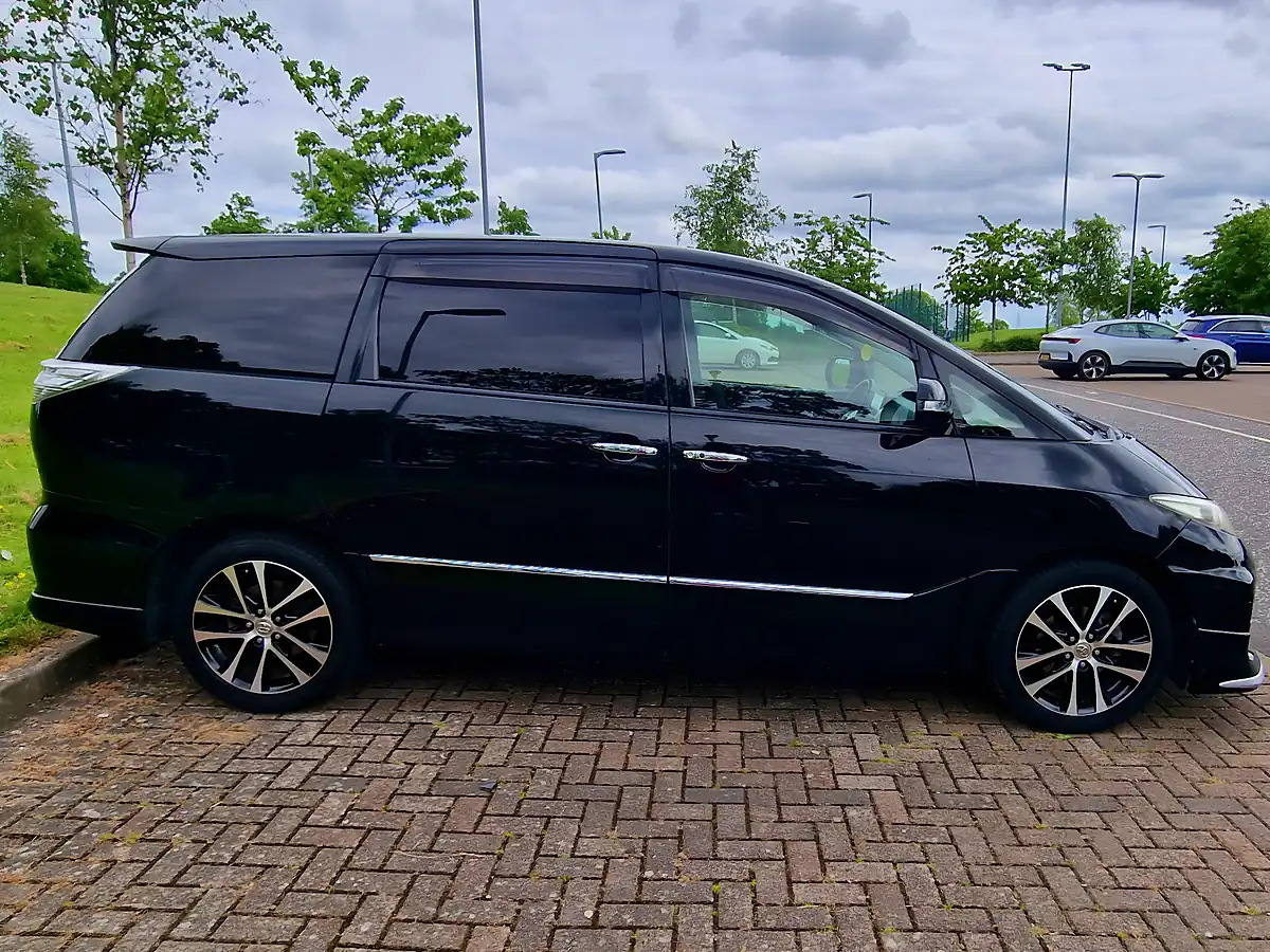 Used 2013 Toyota Estima Aeras Black - Interior and Exterior details 7