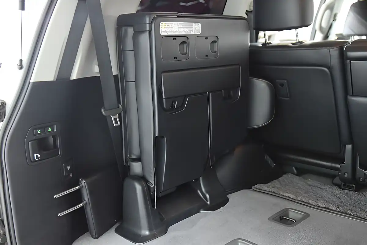 Used 2013 Toyota Land Cruiser V8 Zx Pearl White - Interior and Exterior details 14