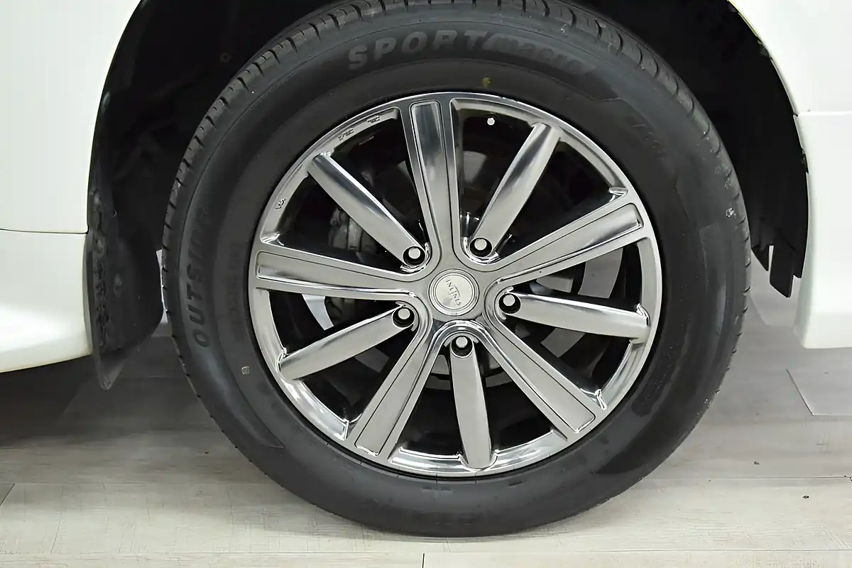 Used 2013 Toyota Land Cruiser V8 Zx Pearl White - Interior and Exterior details 6
