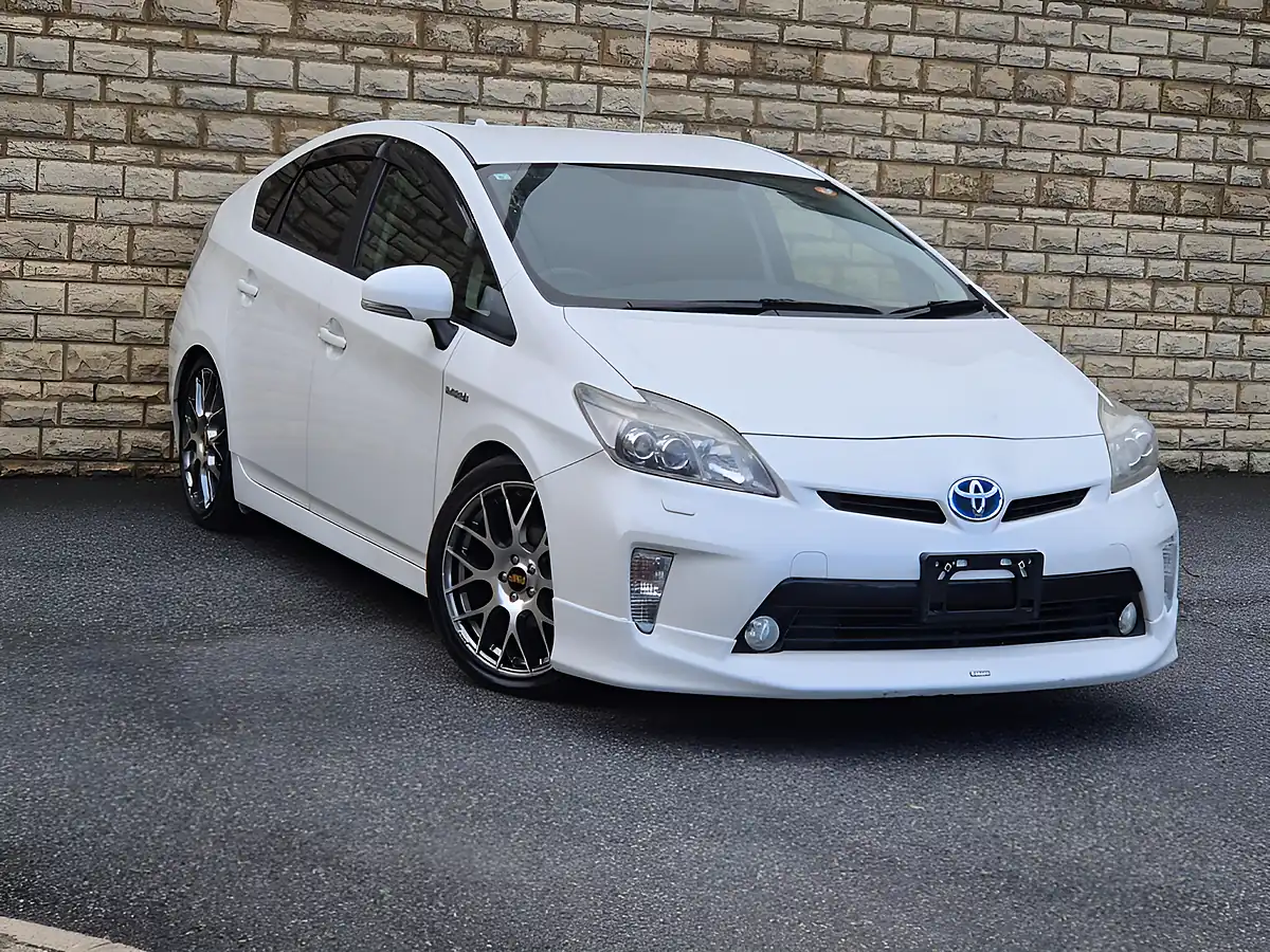 Used 2013 Toyota Prius T Spirit White - Front View