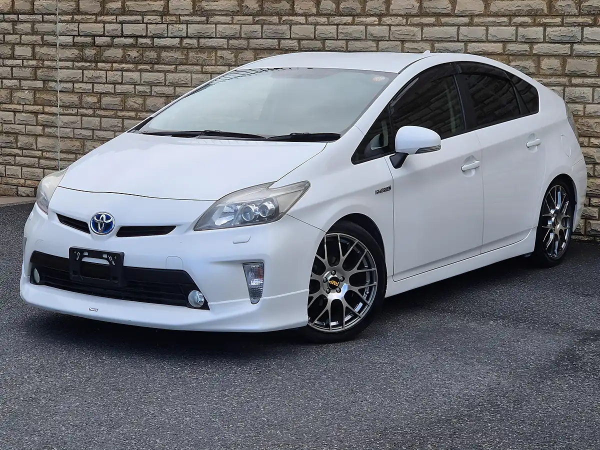 Used 2013 Toyota Prius T Spirit White - Interior and Exterior details 3