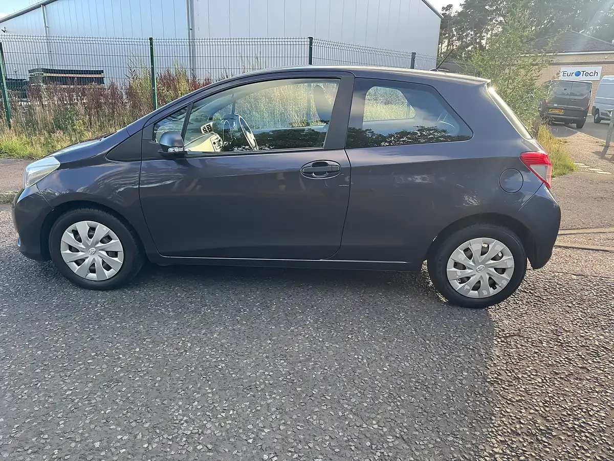 Used 2013 Toyota Yaris T2 Blue - Interior and Exterior details 4