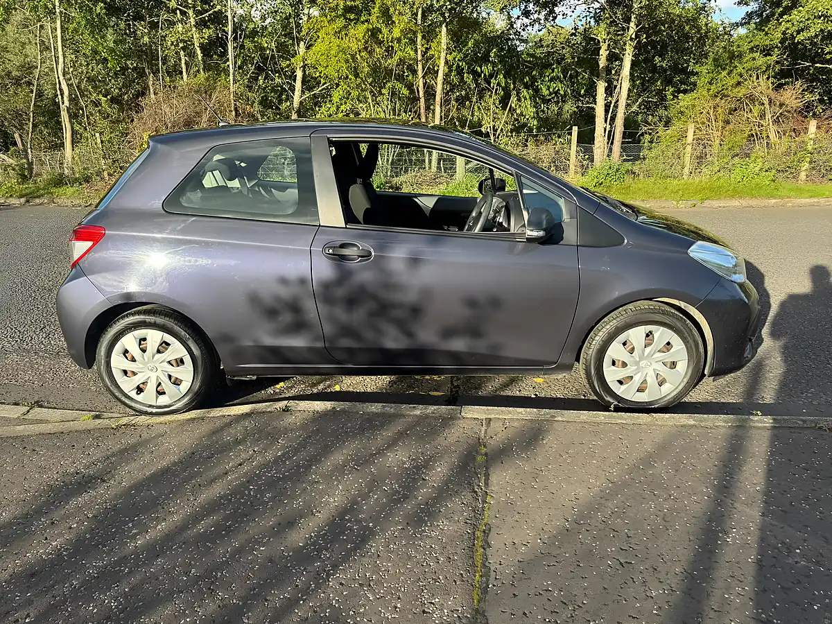 Used 2013 Toyota Yaris T2 Blue - Interior and Exterior details 5