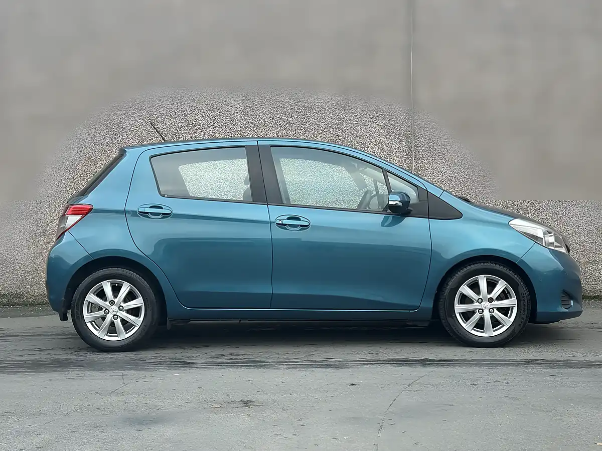 Used 2013 Toyota Yaris Tr Blue - Interior and Exterior details 4