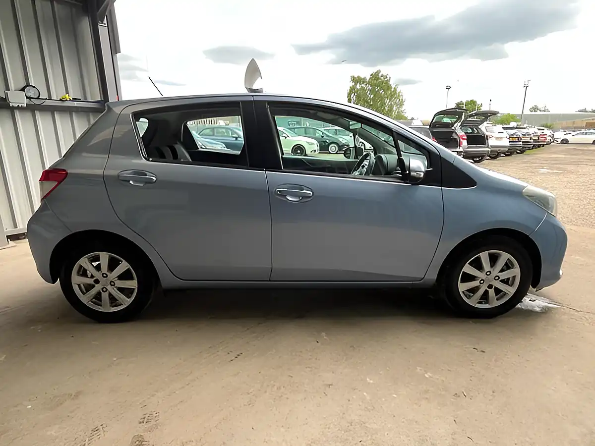 Used 2013 Toyota Yaris Tr Blue - Interior and Exterior details 14