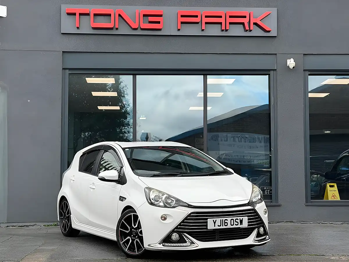 Used 2013 Toyota Yaris Tr Multidrive S White - Interior and Exterior details 5