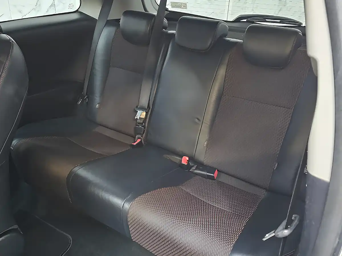 Used 2013 Toyota Yaris Trend White - Interior and Exterior details 17