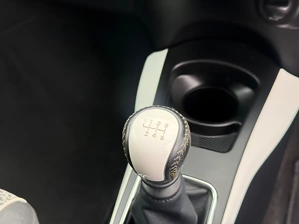 Used 2013 Toyota Yaris Trend White - Interior and Exterior details 11