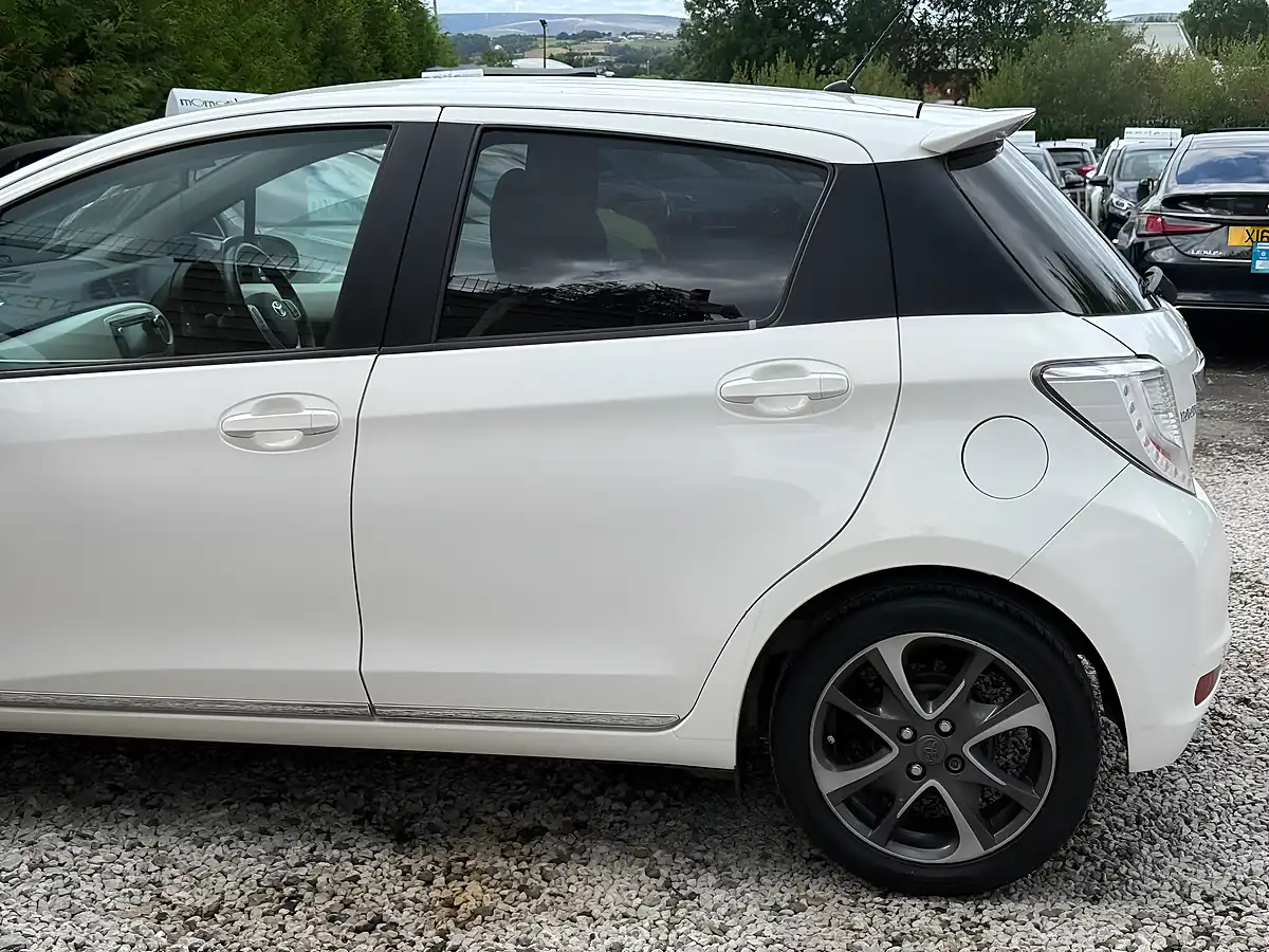 Used 2013 Toyota Yaris Trend White - Interior and Exterior details 8