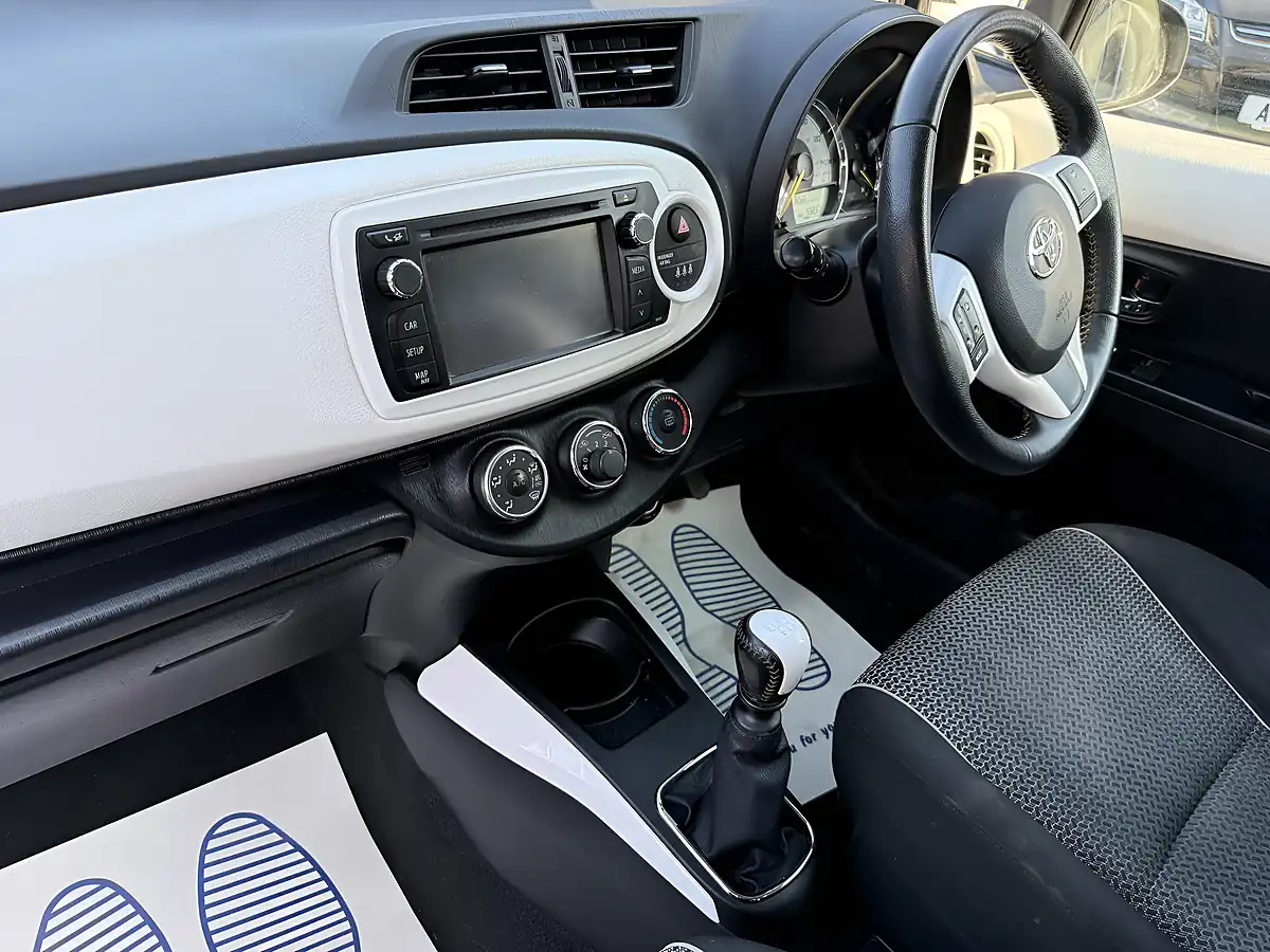 Used 2013 Toyota Yaris Trend White - Interior and Exterior details 16