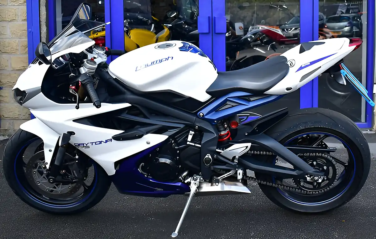Used 2013 Triumph Daytona 675 Super Sports White - Interior and Exterior details 5