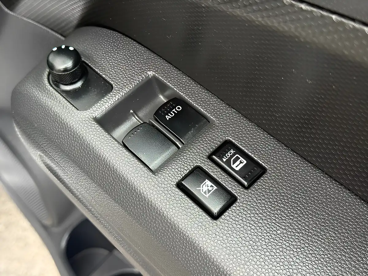 Used 2013 Vauxhall Agila S Silver - Interior and Exterior details 16