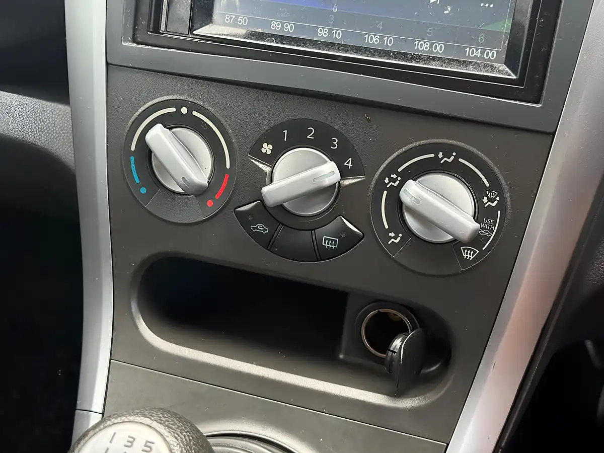 Used 2013 Vauxhall Agila S Silver - Interior and Exterior details 17