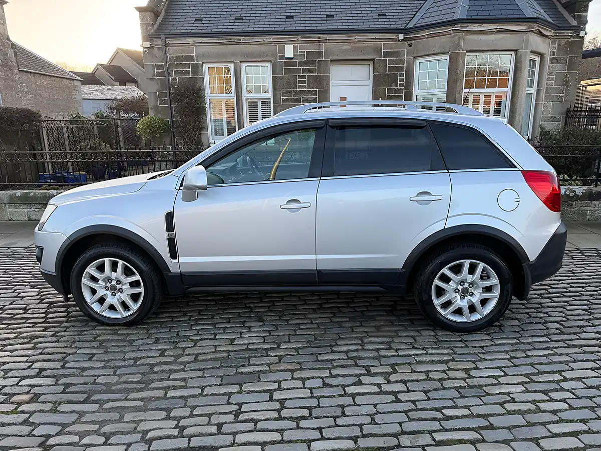 Used 2013 Vauxhall Antara Exclusiv Sovereign Silver - Interior and Exterior details 5