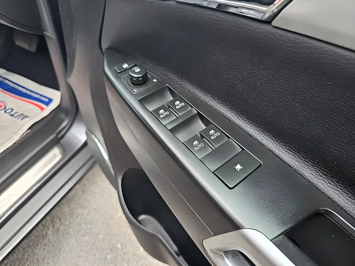 Used 2013 Vauxhall Antara Se Grey - Interior and Exterior details 17