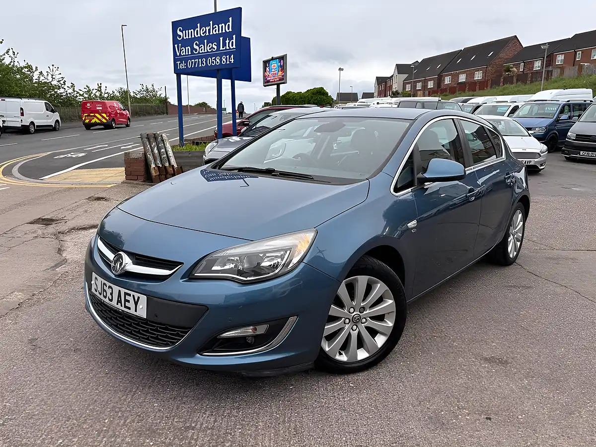Used 2013 Vauxhall Astra Elite Blue - Front View