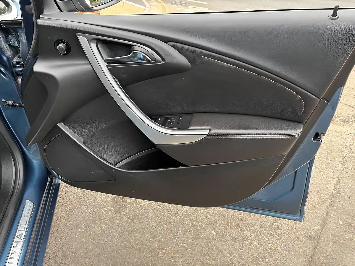 Used 2013 Vauxhall Astra Elite Blue - Interior and Exterior details 15