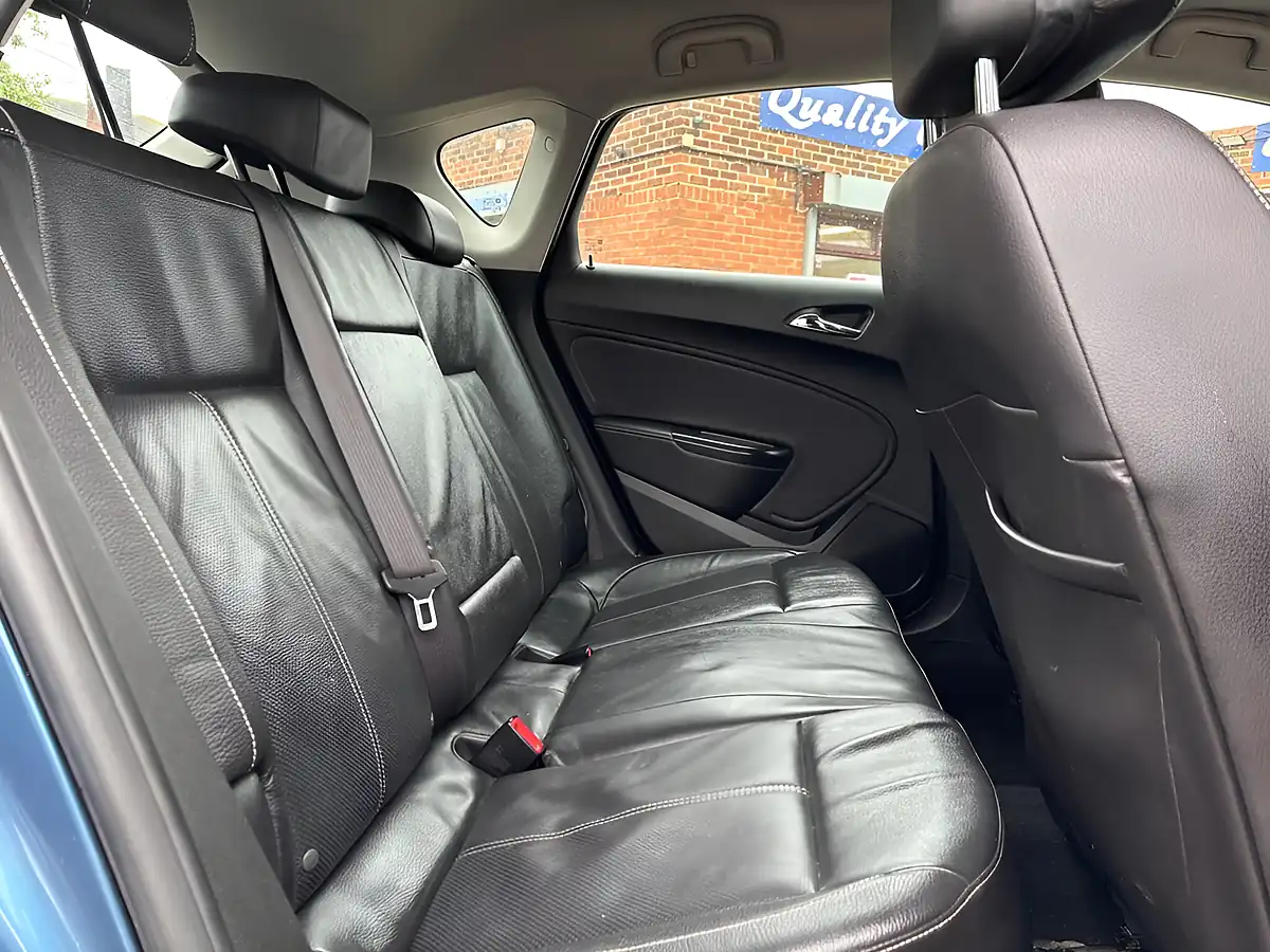 Used 2013 Vauxhall Astra Elite Blue - Interior and Exterior details 17