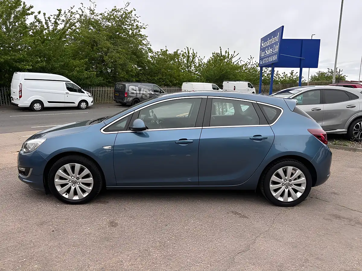 Used 2013 Vauxhall Astra Elite Blue - Interior and Exterior details 6