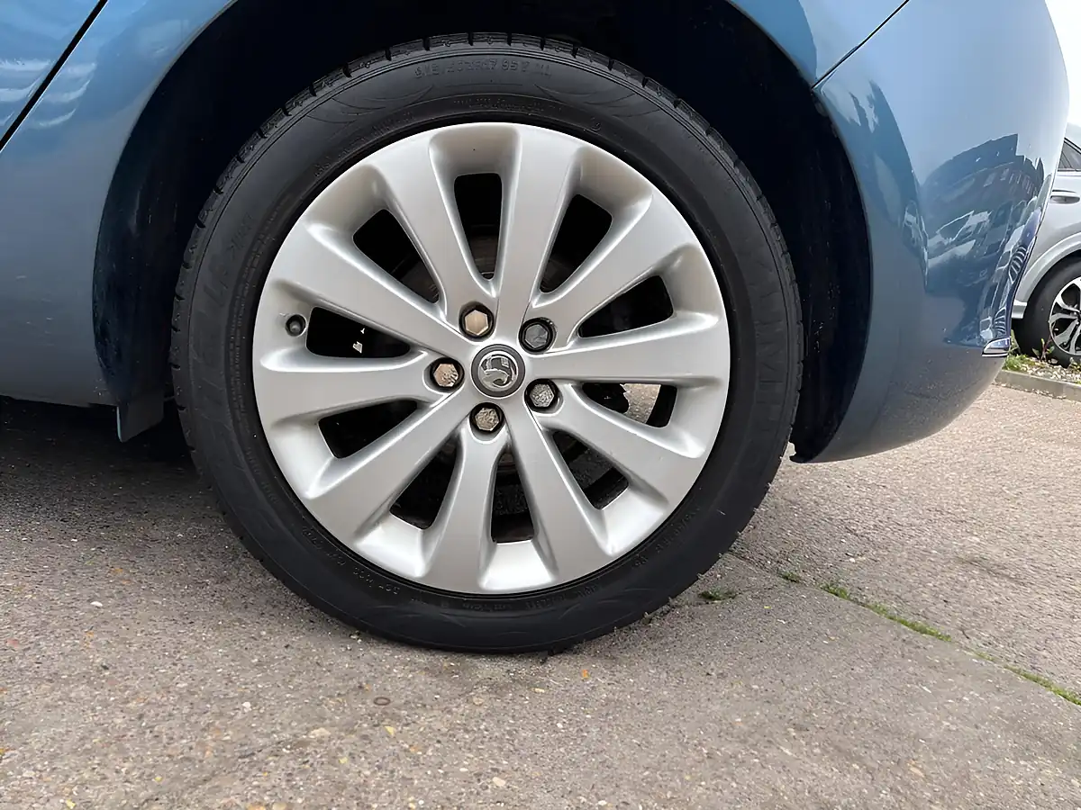 Used 2013 Vauxhall Astra Elite Blue - Interior and Exterior details 7