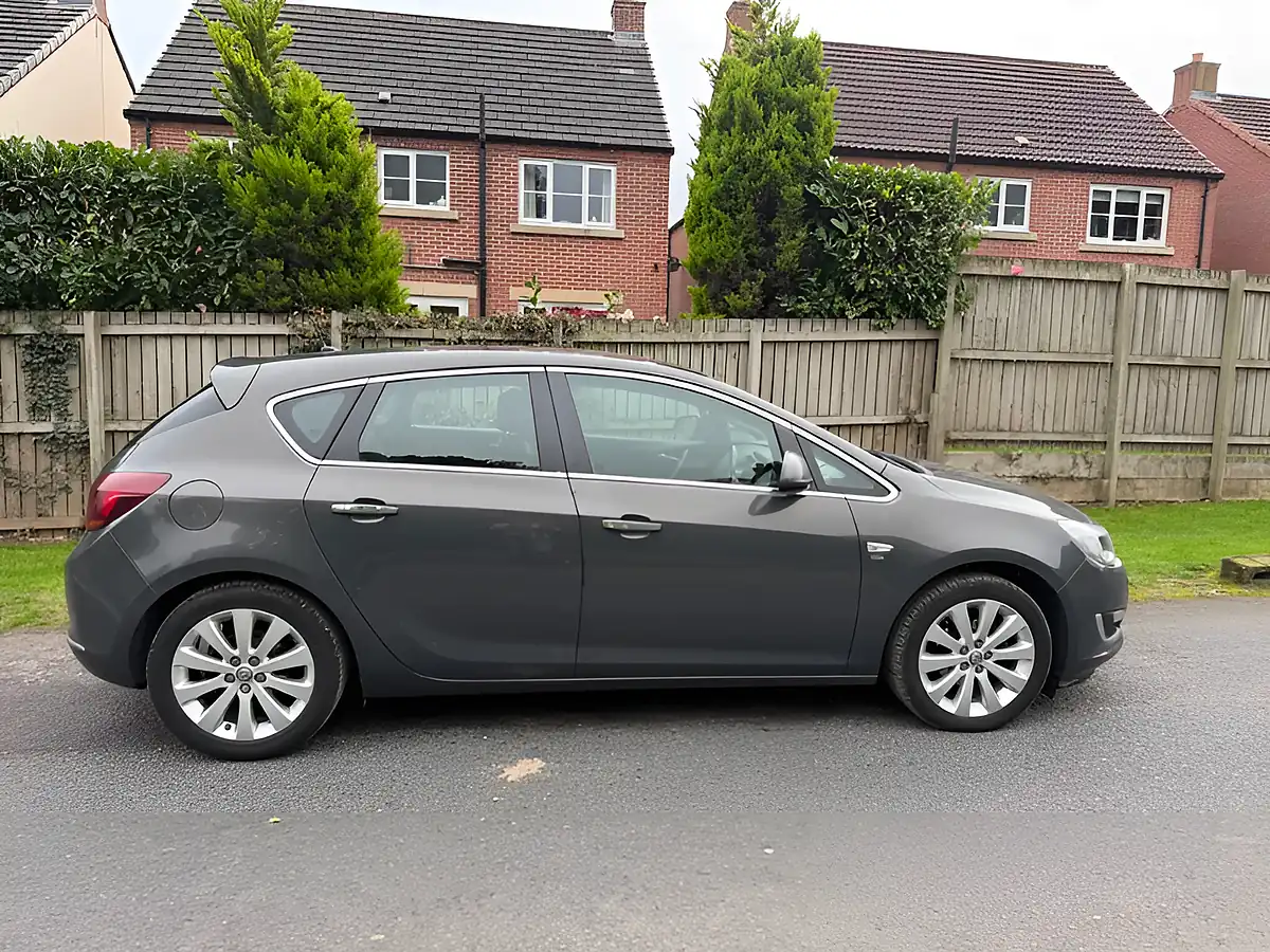 Used 2013 Vauxhall Astra Elite Phantom Grey - Interior and Exterior details 4
