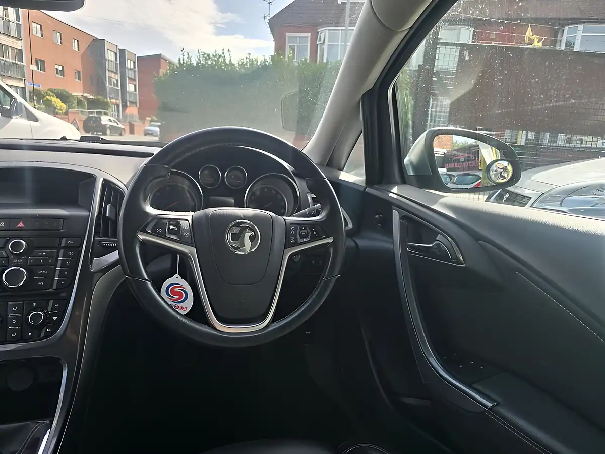 Used 2013 Vauxhall Astra Elite Silver - Interior and Exterior details 13
