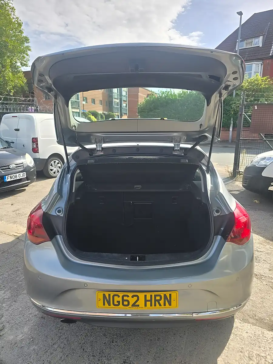 Used 2013 Vauxhall Astra Elite Silver - Interior and Exterior details 18