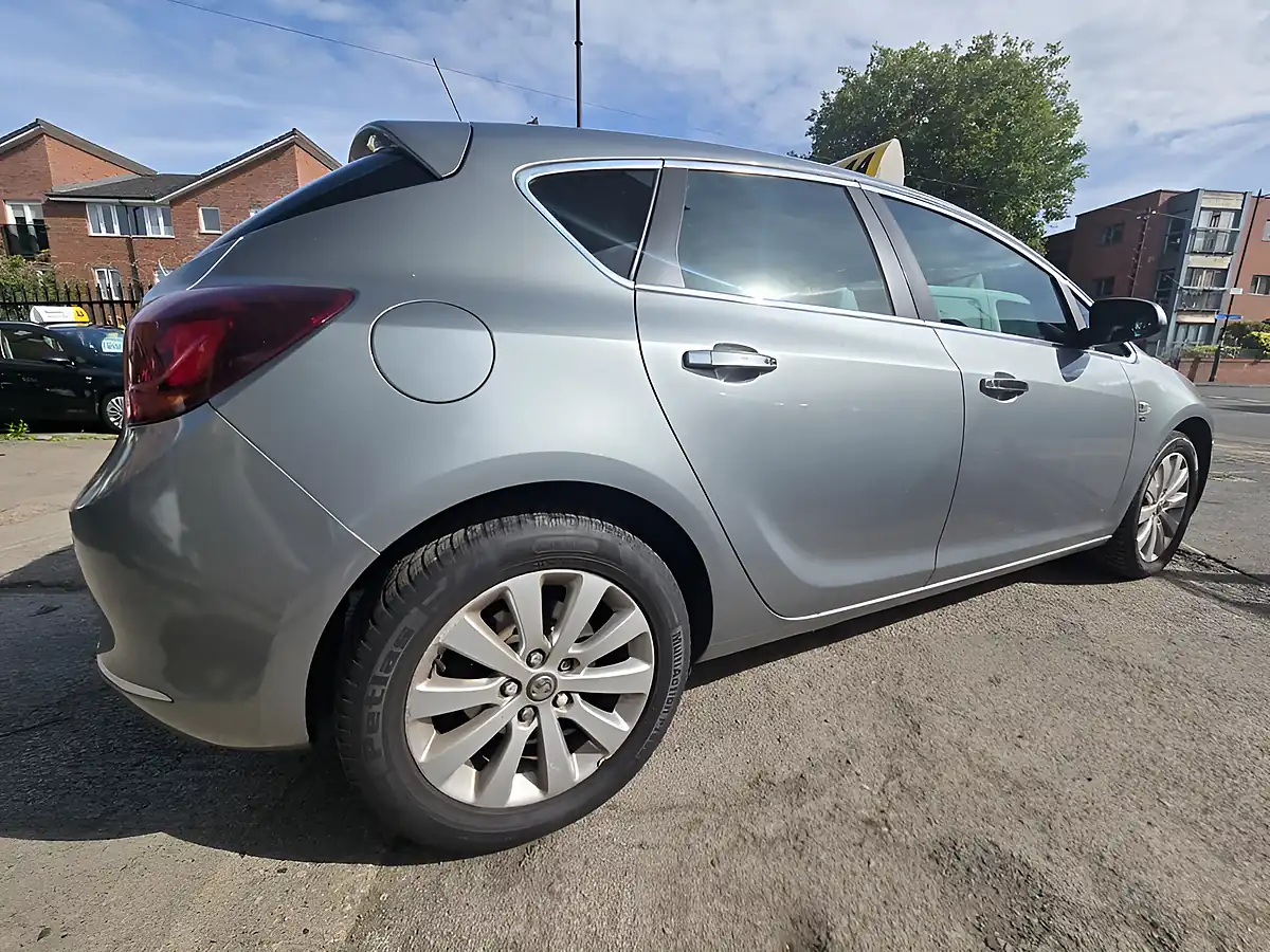 Used 2013 Vauxhall Astra Elite Silver - Interior and Exterior details 9