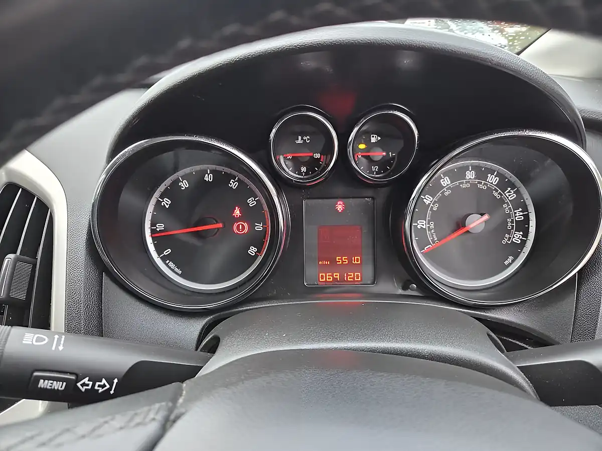 Used 2013 Vauxhall Astra Energy White - Interior and Exterior details 12