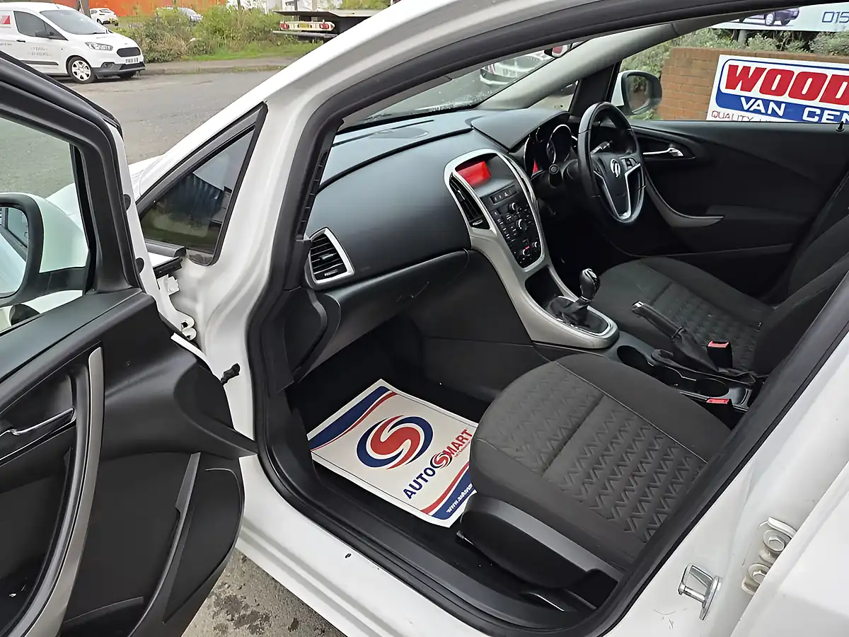 Used 2013 Vauxhall Astra Energy White - Interior and Exterior details 9