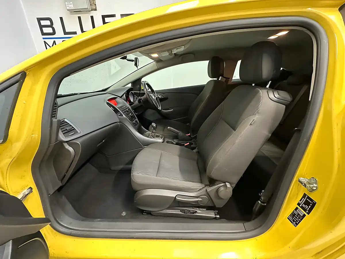 Used 2013 Vauxhall Astra Gtc Sport Flaming Yellow - Interior and Exterior details 10