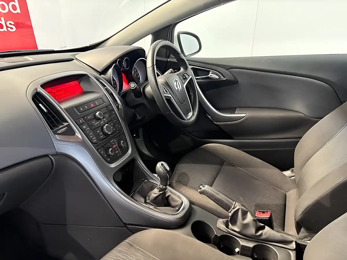 Used 2013 Vauxhall Astra Gtc Sport White - Interior and Exterior details 12