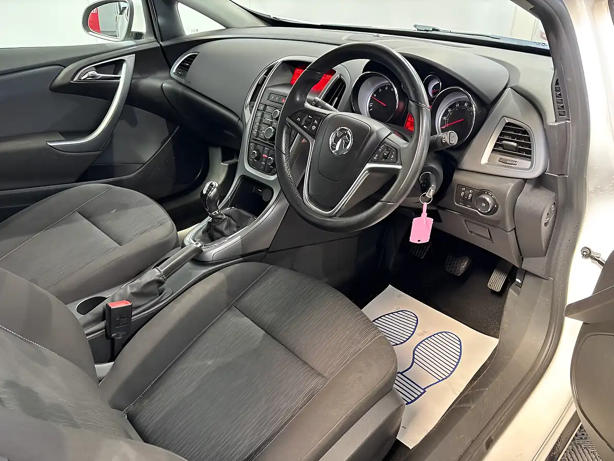 Used 2013 Vauxhall Astra Gtc Sport White - Interior and Exterior details 14