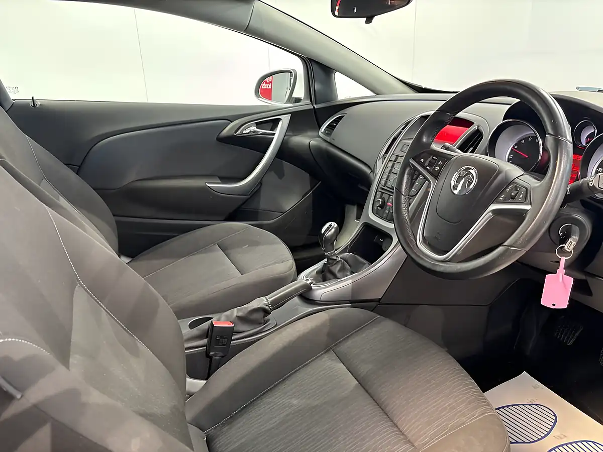 Used 2013 Vauxhall Astra Gtc Sport White - Interior and Exterior details 15
