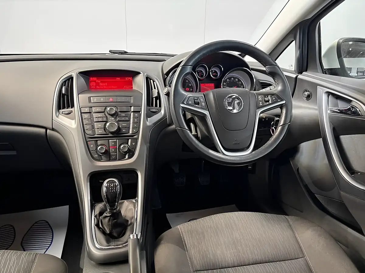 Used 2013 Vauxhall Astra Gtc Sport White - Interior and Exterior details 16