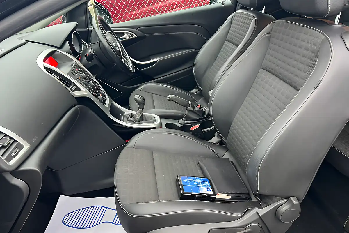 Used 2013 Vauxhall Astra Gtc Sri Black - Interior and Exterior details 13