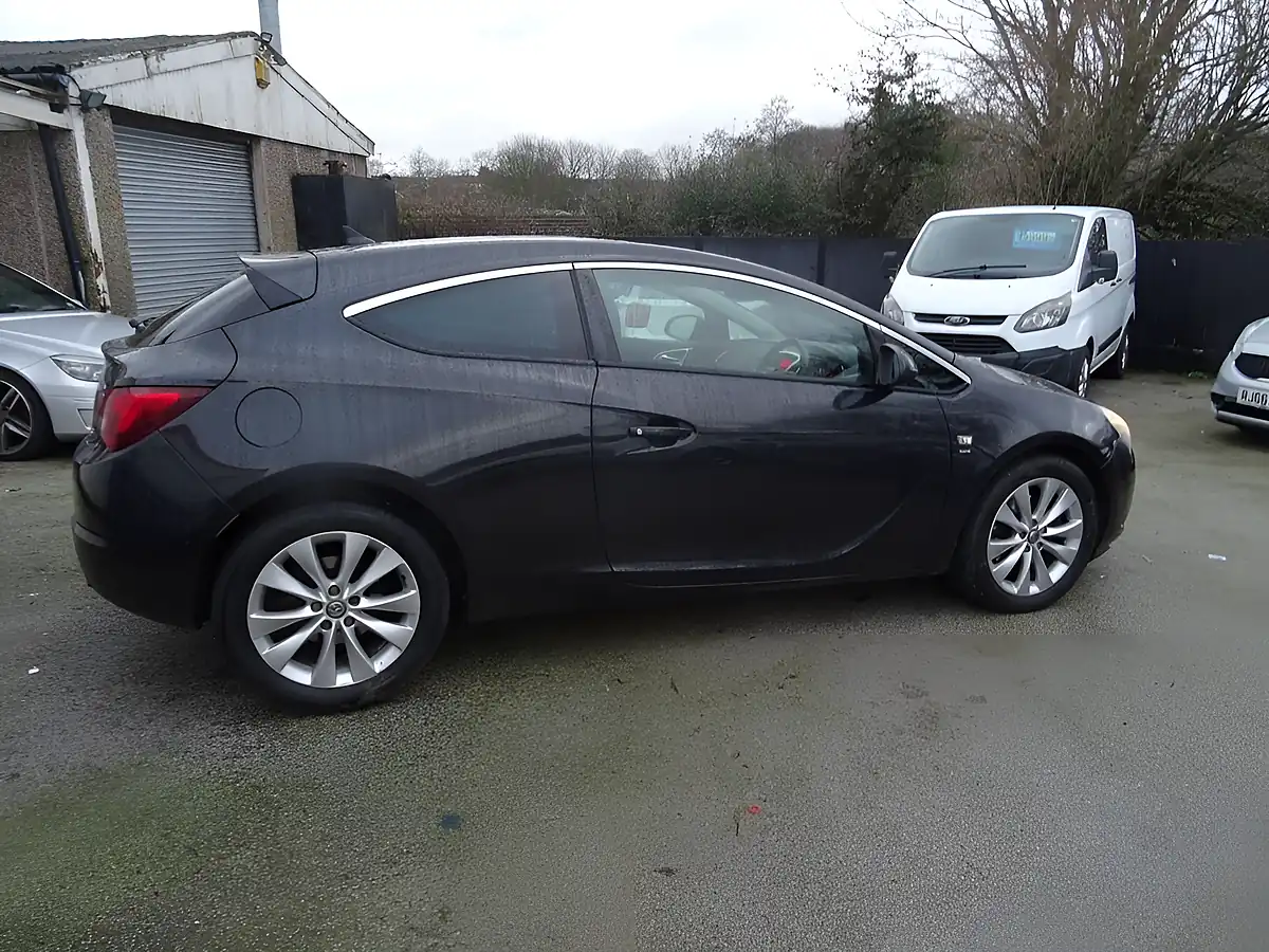 Used 2013 Vauxhall Astra Gtc Sri Black - Interior and Exterior details 12