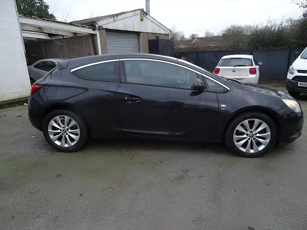 Used 2013 Vauxhall Astra Gtc Sri Black - Interior and Exterior details 13