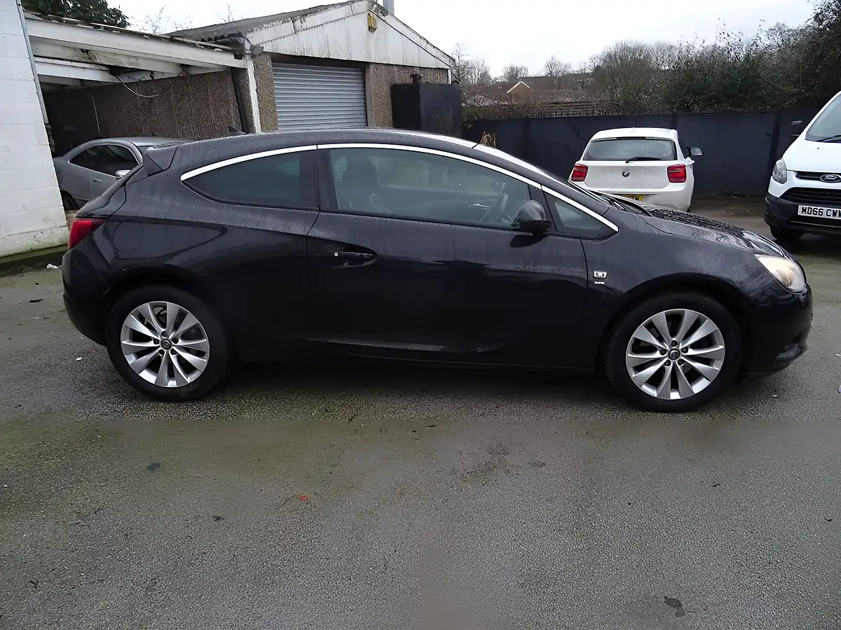 Used 2013 Vauxhall Astra Gtc Sri Black - Interior and Exterior details 7
