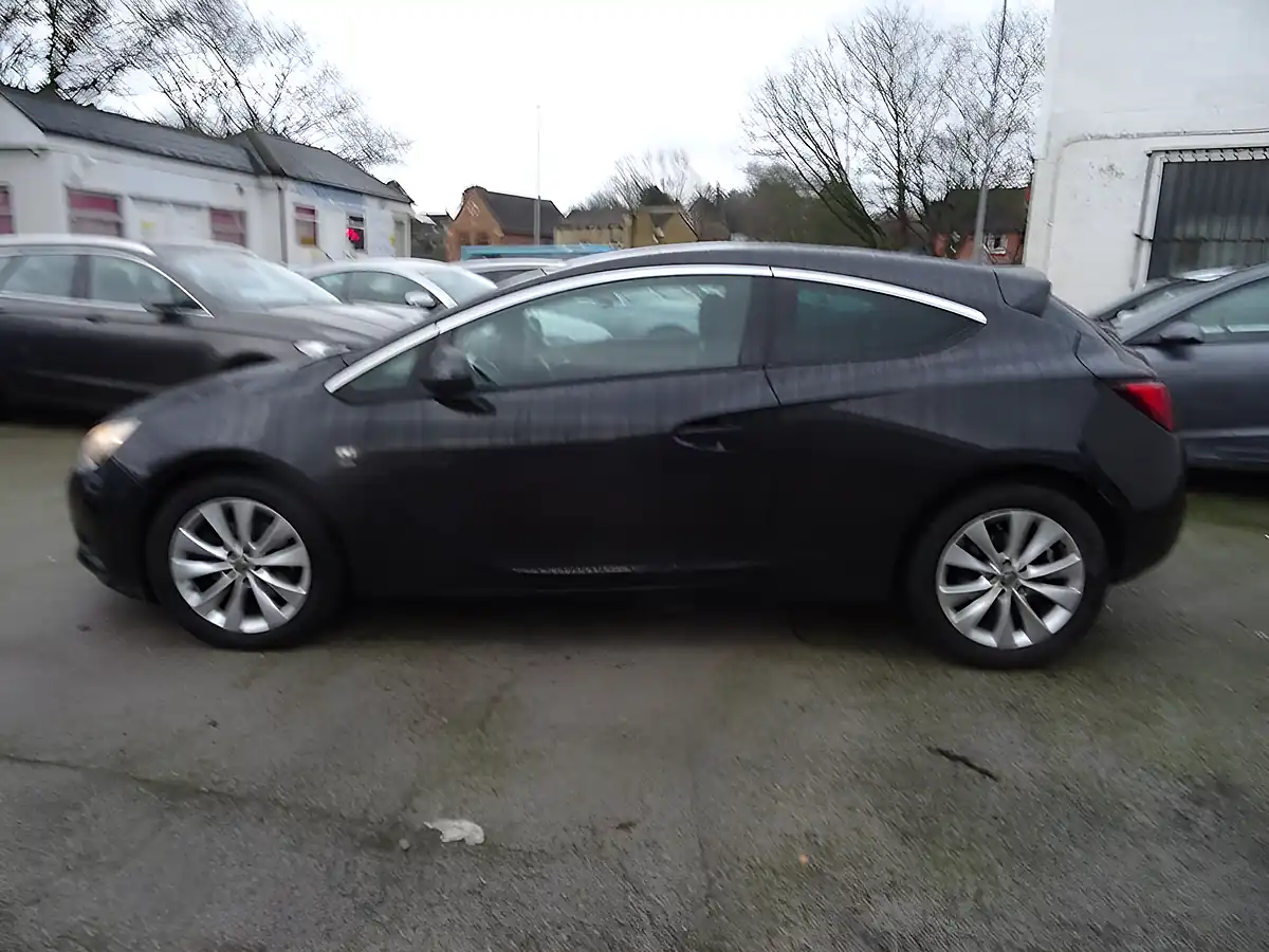 Used 2013 Vauxhall Astra Gtc Sri Black - Interior and Exterior details 9