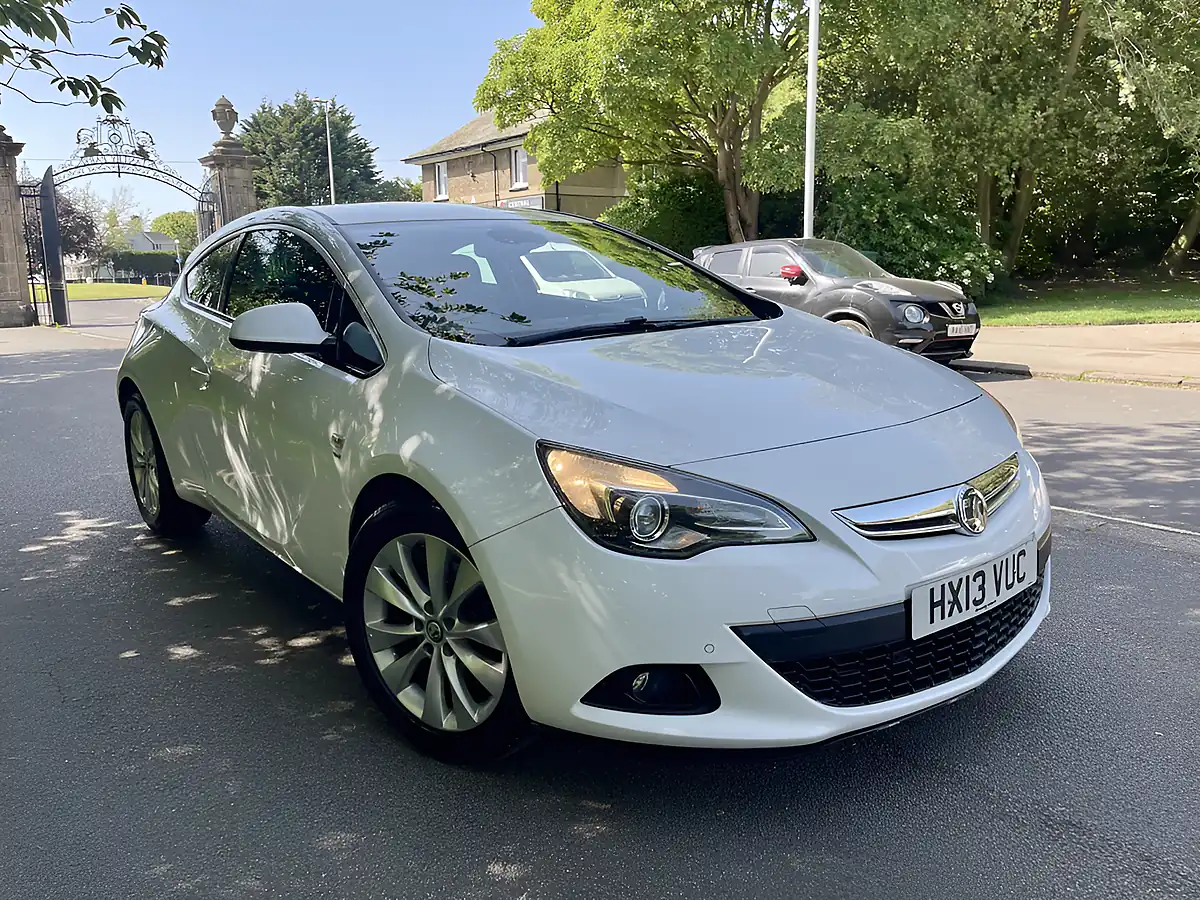 Used 2013 Vauxhall Astra Gtc Sri White - Front View