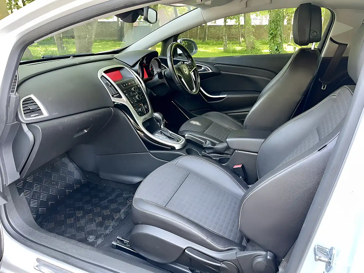 Used 2013 Vauxhall Astra Gtc Sri White - Interior and Exterior details 10