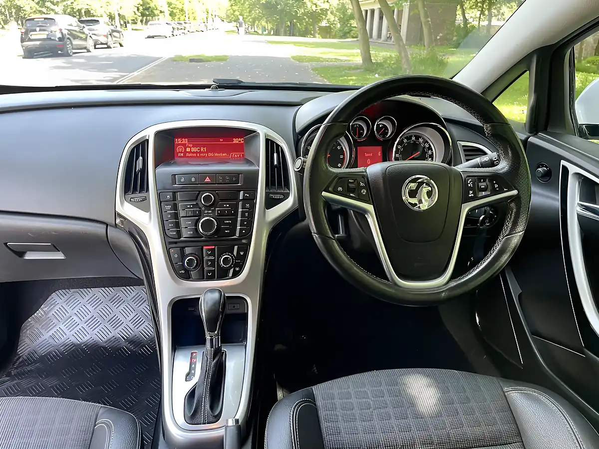 Used 2013 Vauxhall Astra Gtc Sri White - Interior and Exterior details 12