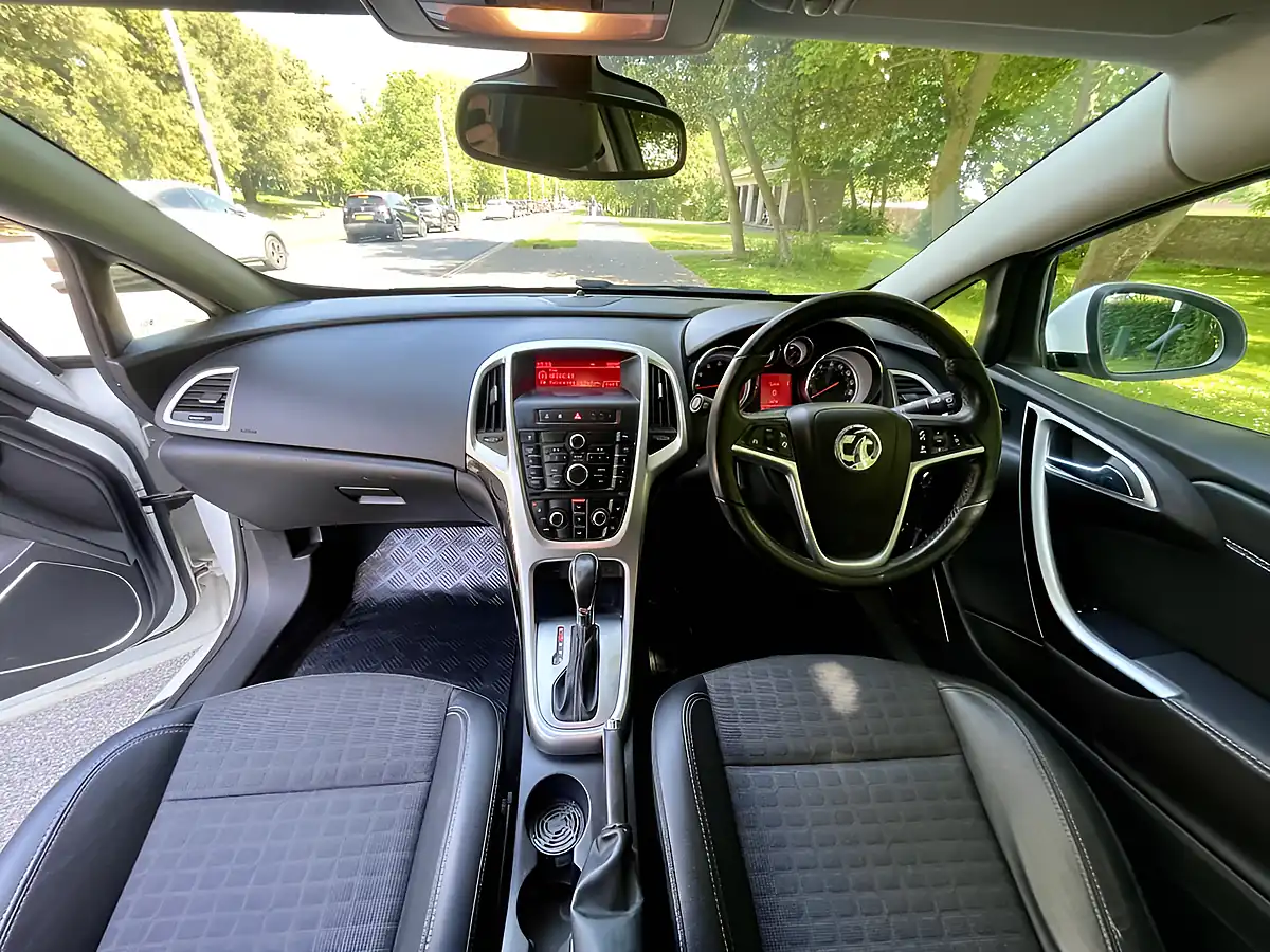 Used 2013 Vauxhall Astra Gtc Sri White - Interior and Exterior details 13