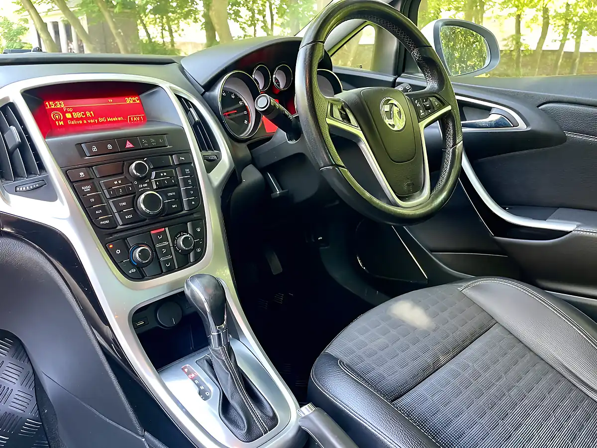 Used 2013 Vauxhall Astra Gtc Sri White - Interior and Exterior details 15