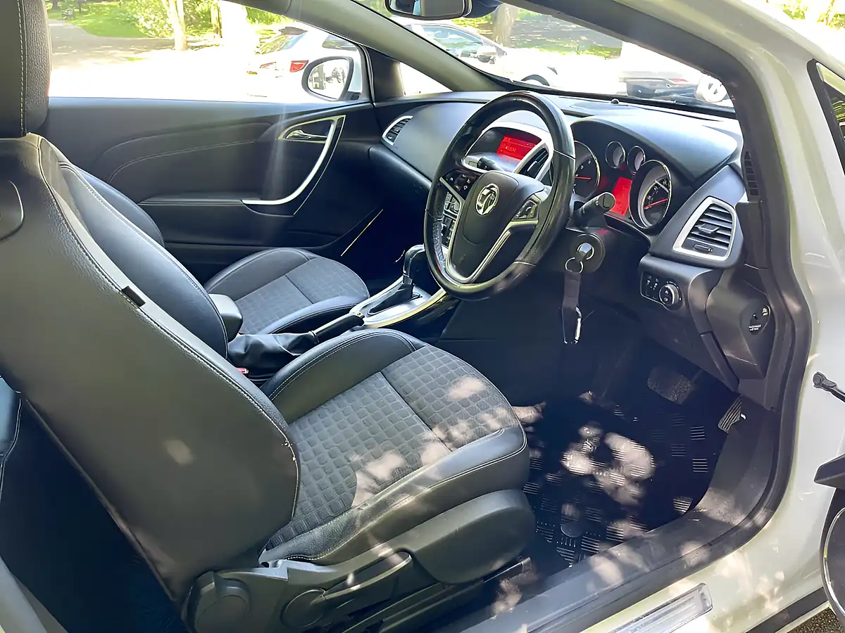 Used 2013 Vauxhall Astra Gtc Sri White - Interior and Exterior details 16