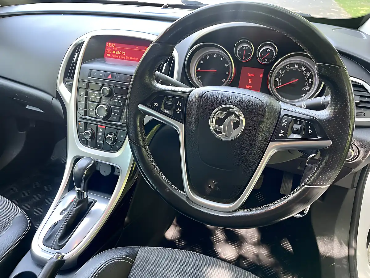 Used 2013 Vauxhall Astra Gtc Sri White - Interior and Exterior details 17