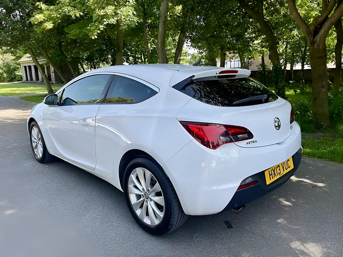 Used 2013 Vauxhall Astra Gtc Sri White - Interior and Exterior details 4