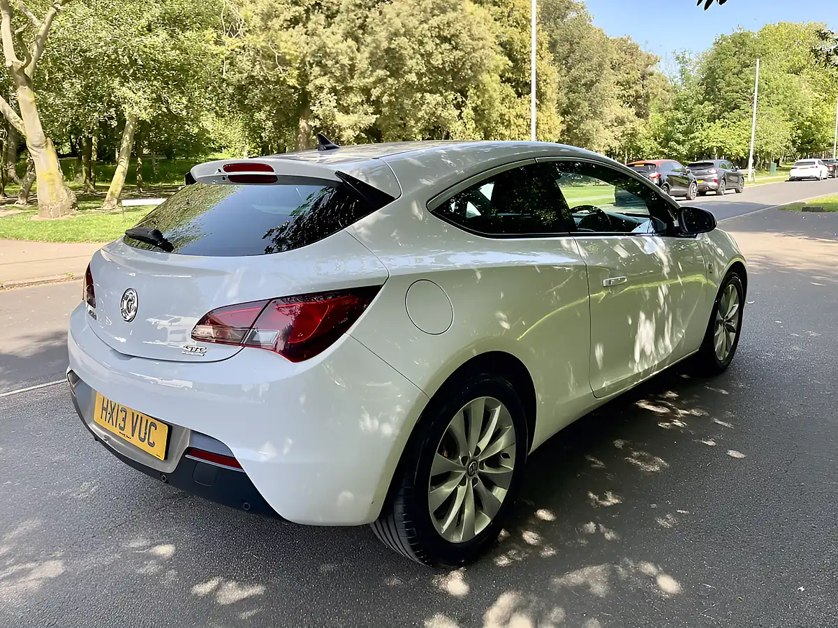 Used 2013 Vauxhall Astra Gtc Sri White - Interior and Exterior details 6